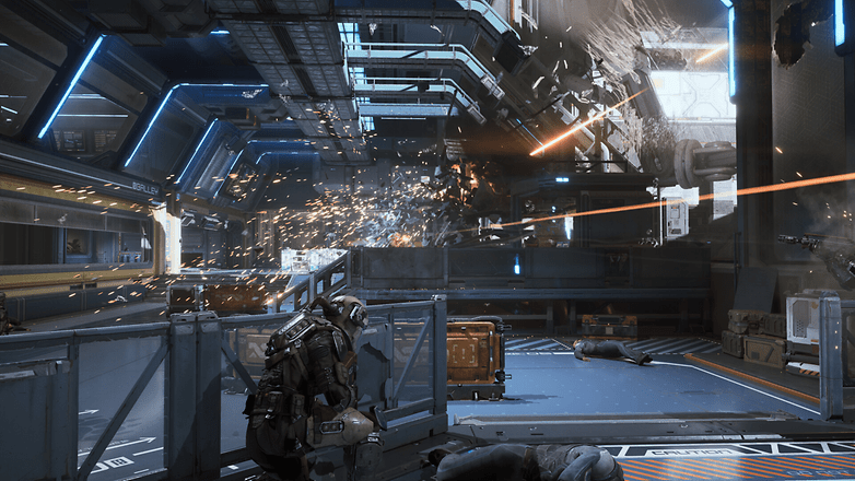 Eine futuristische Szene aus 'The Expanse: Osiris Reborn' mit Explosionen und einem Soldaten in einer Sci-Fi-Umgebung.