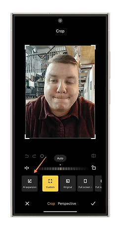 Un écran de smartphone affichant un outil de recadrage avec 'AI expansion' en surbrillance.