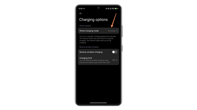 Bildschirm eines Xiaomi-Smartphones mit Ladeoptionen, einschließlich kabelgebundenem Laden und Einstellungen für umgekehrtes kabelloses Laden.