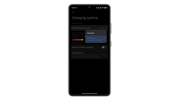 Xiaomi-Telefonbildschirm zeigt Ladeoptionen mit Kabelmodi: Standard und Höchstgeschwindigkeit.