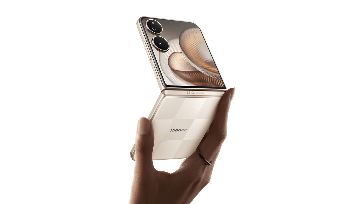 Une personne tenant un smartphone Xiaomi Mix Flip 2 en position partiellement ouverte.