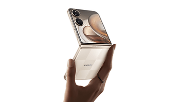 Une personne tenant un smartphone Xiaomi Mix Flip 2 en position partiellement ouverte.
