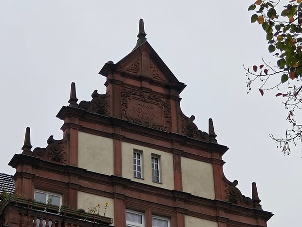 Un pignon orné d'un bâtiment avec une inscription décorative 'ANNO DOMINI 1906'.