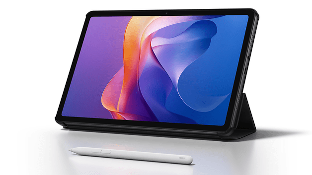 Xiaomi Redmi Pad 2-Tablet auf einem Ständer mit einem Stylus daneben.