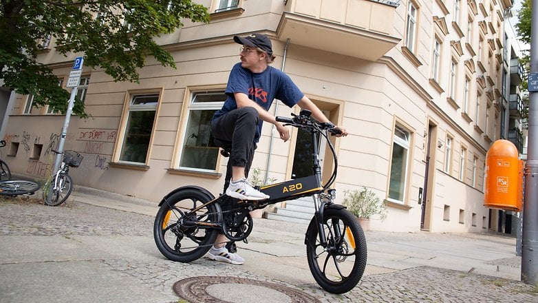 Ben, der auf dem Ado A20 sitzt.