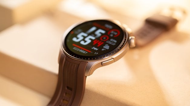 Die Lünette der Amazfit Balance Smartwatch im Fokus.
