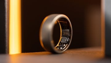 Eine Nahaufnahme des Amazfit Helio Rings, die sein elegantes Design und Details zeigt.