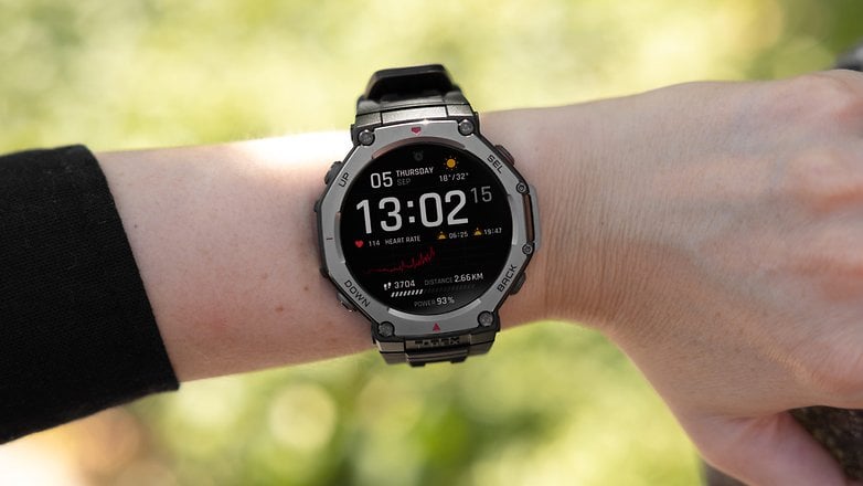 L'Amazfit T-Rex 3 portée à un poignet