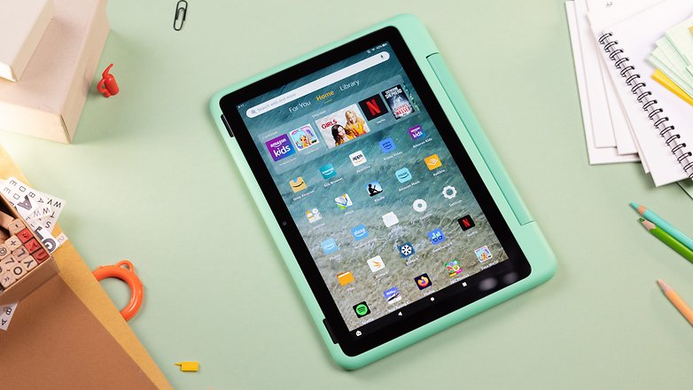 Das Amazon Fire HD 10 Kids Pro (2023)-Tablet liegt auf einem Tisch