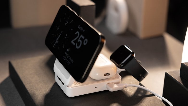 La station de recharge Anker MagGo avec un iPhone, une Apple Watch et des AirPods posés dessus
