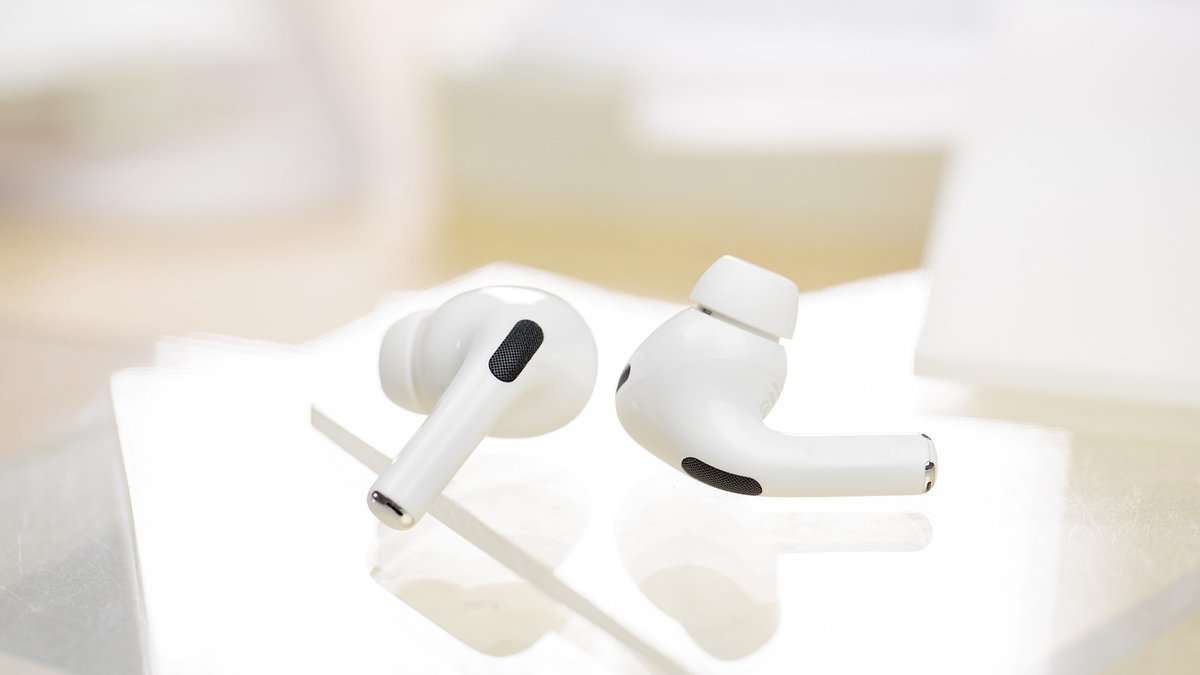 Les AirPods Pro 2 posés verticalement sur une table