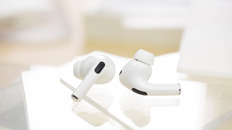 Les AirPods Pro 2 posés horizontalement sur une table