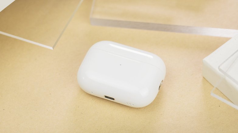 Le boîtier des AirPods Pro 2 posé à plat sur une table