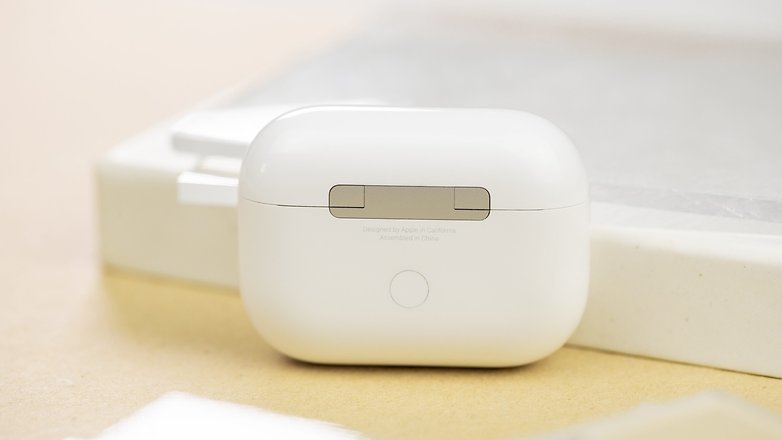 Les AirPods Pro 2 posés verticalement sur une table