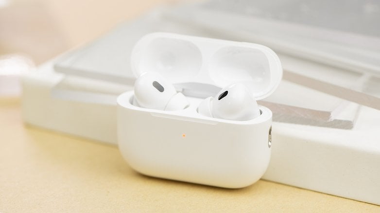 Du hittar beröringskänsliga och kapacitiva ytor på AirPods Pro 2.