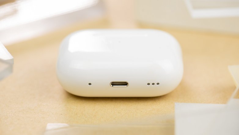 Les AirPods Pro 2 posés verticalement sur une table