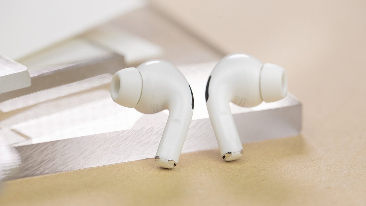Les AirPods Pro 2 posés verticalement sur une table