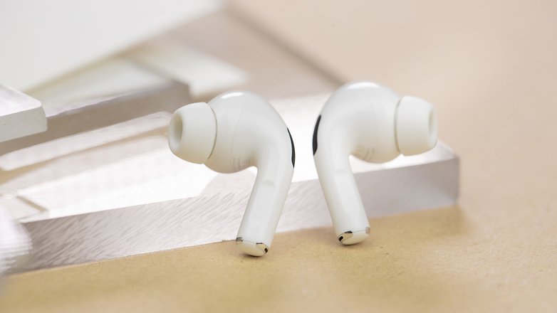 Les AirPods Pro 2 vus de face et posés verticalement sur une table