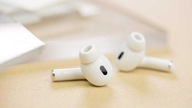 Les AirPods Pro 2 posés horizontalement sur une table