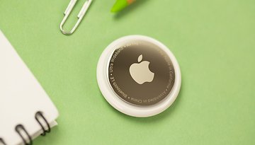 Apple AirTag auf grünem Hintergrund