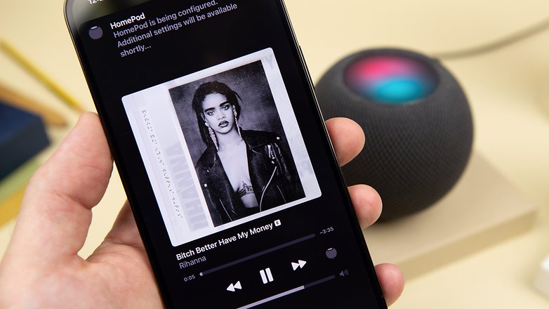 Antara muka pengguna pemain mini HomePod secara terperinci menunjukkan album Rihanna.