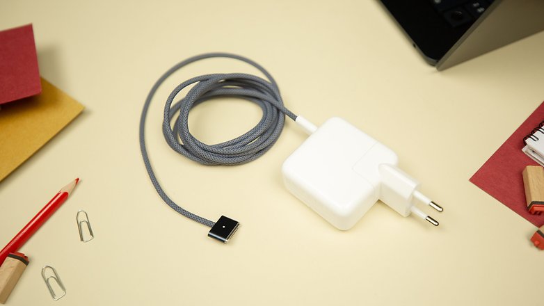 Das Netzteil mit 35 Watt für das MacBook Air hat zwei USB-C-Anschlüsse