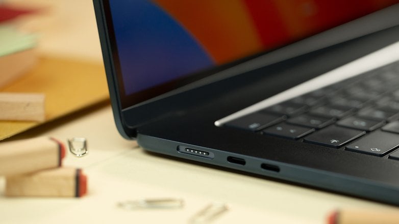 Les ports du MacBook Air M2 15'' : Deux ports Thunderbolt et un port Magsafe / © nextpit