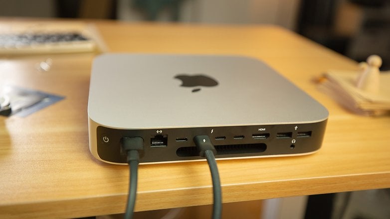 Port Mac Mini M2 Pro di bahagian belakang