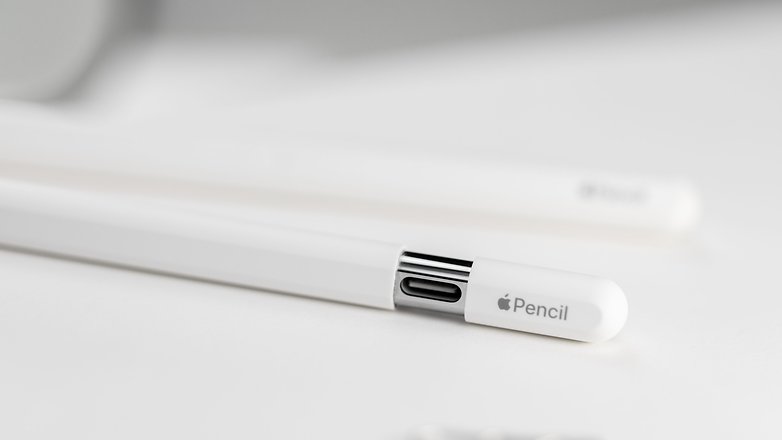 Apple Pencil der dritten Generation mit offenem USB-C-Port.