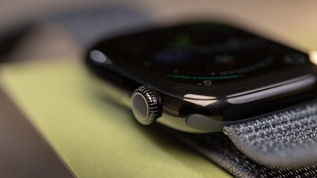 Foto que mostra o Digital Crown no Apple Watch 10.