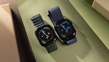 Dois modelos do Apple Watch Series 10 em uma superfície verde, um com pulseira verde e o outro com pulseira azul.