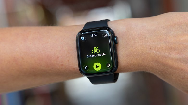 Eine Smartwatch zeigt die Workout-App 'Outdoor Cycle' in watchOS-26. Eine Smartwatch zeigt die Workout-App 'Outdoor Cycle' in watchOS-26.