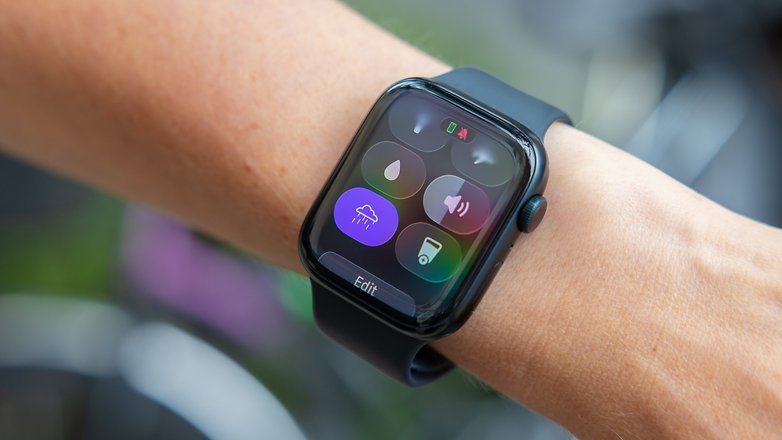 Eine Nahaufnahme einer Smartwatch, die verschiedene Steuerungen auf dem Bildschirm anzeigt. Eine Nahaufnahme einer Smartwatch, die verschiedene Steuerungen auf dem Bildschirm anzeigt.