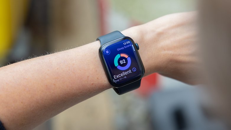 Nahaufnahme einer Smartwatch, die eine Schlafbewertung von 92 anzeigt, mit der Bezeichnung 'Ausgezeichnet'. Nahaufnahme einer Smartwatch, die eine Schlafbewertung von 92 anzeigt, mit der Bezeichnung 'Ausgezeichnet'.