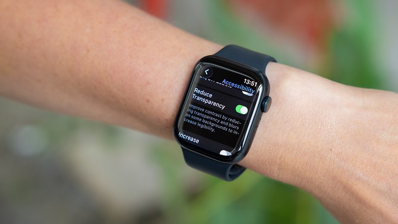 Ein Handgelenk mit einer Apple Watch, die die Barrierefreiheitsoptionen anzeigt. Ein Handgelenk mit einer Apple Watch, die die Barrierefreiheitsoptionen anzeigt.