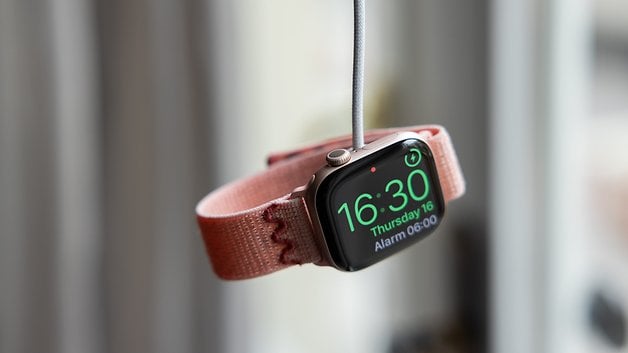 Eine pinkfarbene Apple Watch zeigt die Uhrzeit 16:30 auf ihrem Bildschirm.