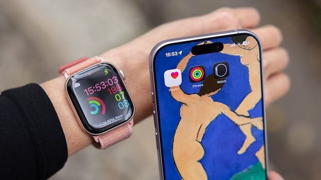 Eine Apple Watch zeigt Uhrzeit und Fitnessdaten neben einem iPhone mit Gesundheits- und Fitness-Apps.