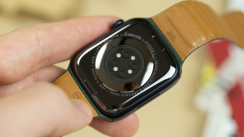 Die Temperatursensoren auf der Rückseite der Apple Watch Series 7.