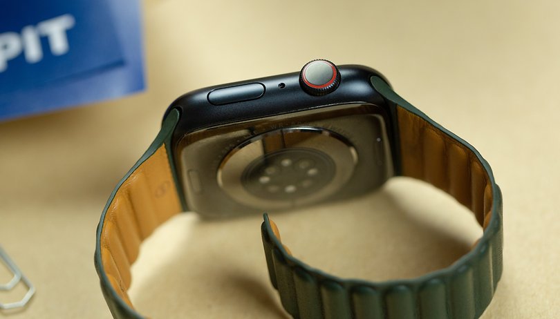 NextPit Apple Watch 7 sensor strap