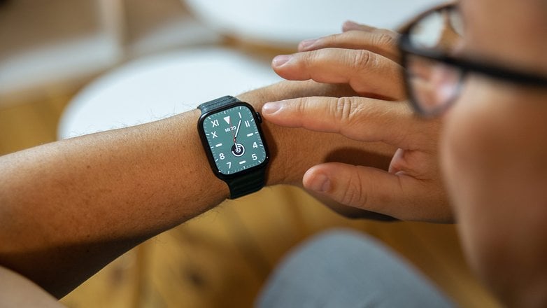 Apple Watch 7 an einem Handgelenk