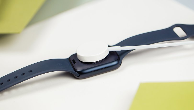 NextPit Apple Watch SE 2022 nabíjení