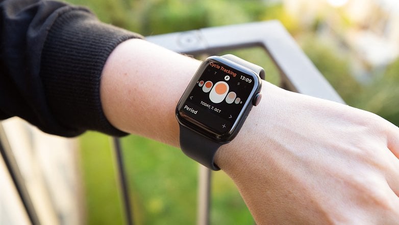 Apple Watch am Handgelenk zeigt das Cycle Tracking an