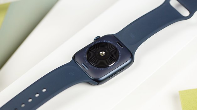 Apple Watch SE repousado em uma superfície.