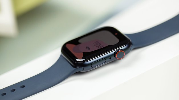 Apple Watch SE repousado em uma mesa.