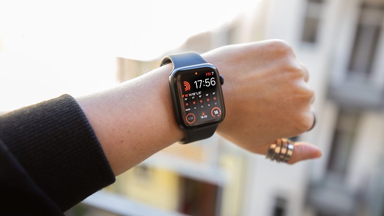 L'Apple Watch SE portée au poignet