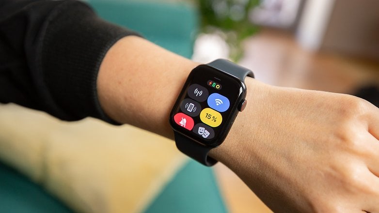 Nous voyons l'Apple Watch SE avec ses fonctionnalités de lancement rapide