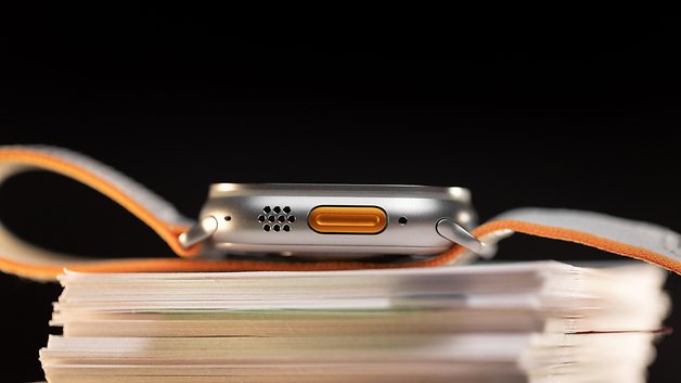 Apple Watch Ultra 2 repousado sobre livros.