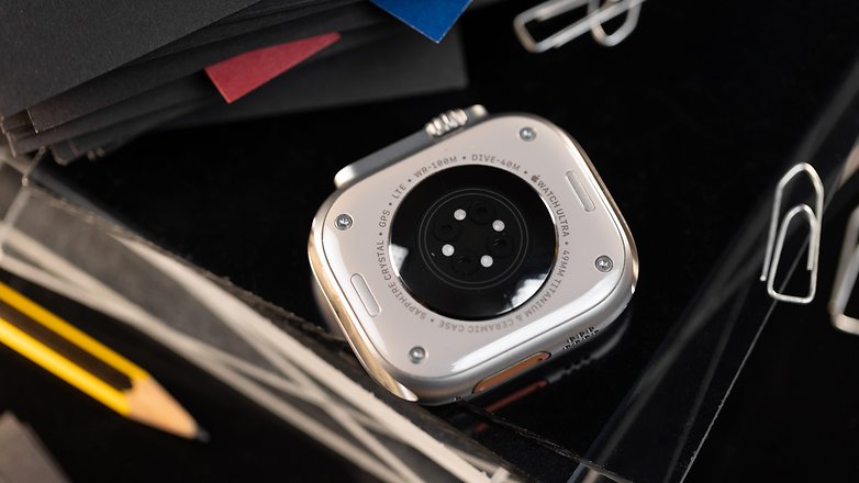 Apple Watch Ultra 2 ohne Armband, Blick auf die Rückseite
