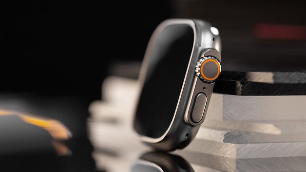 Apple Watch Ultra 2 em cima de uma mesa sem as pulseiras.