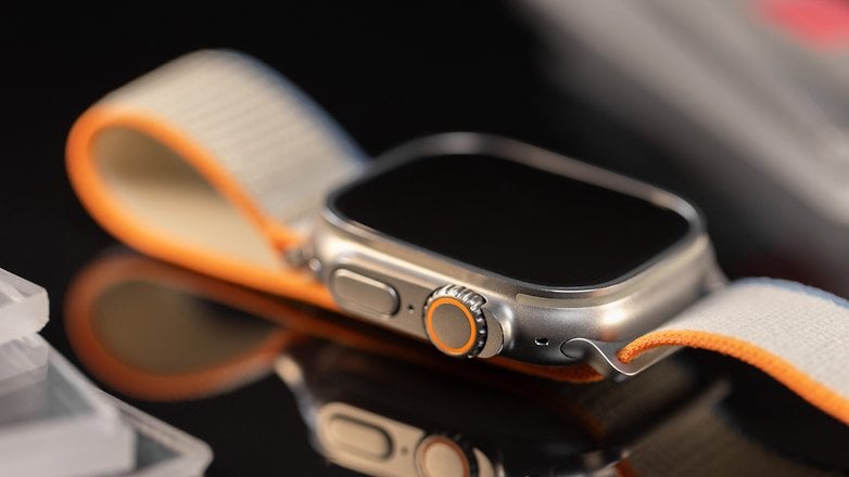 Apple Watch Ultra 2, isometrische Ansicht mit digitaler Krone im Fokus